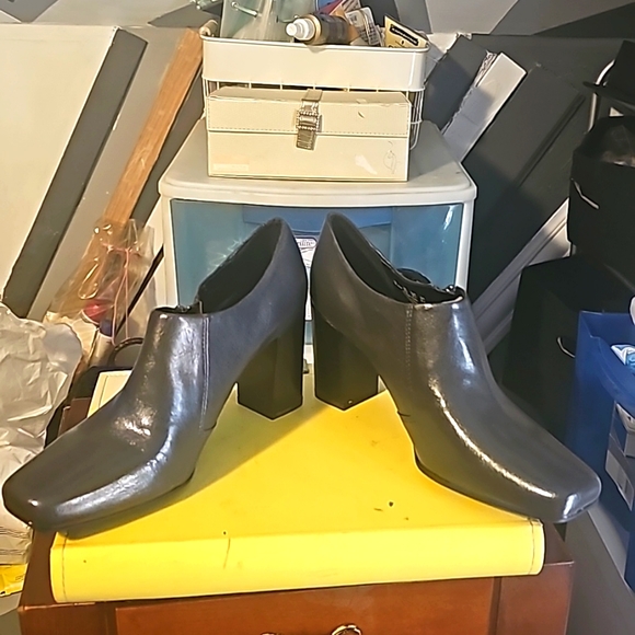 New Franco Sarto Designer Ankle Boots, Sz 8.5, Gray, 3" Think Heel, Side Zipper. - Picture 4 of 9